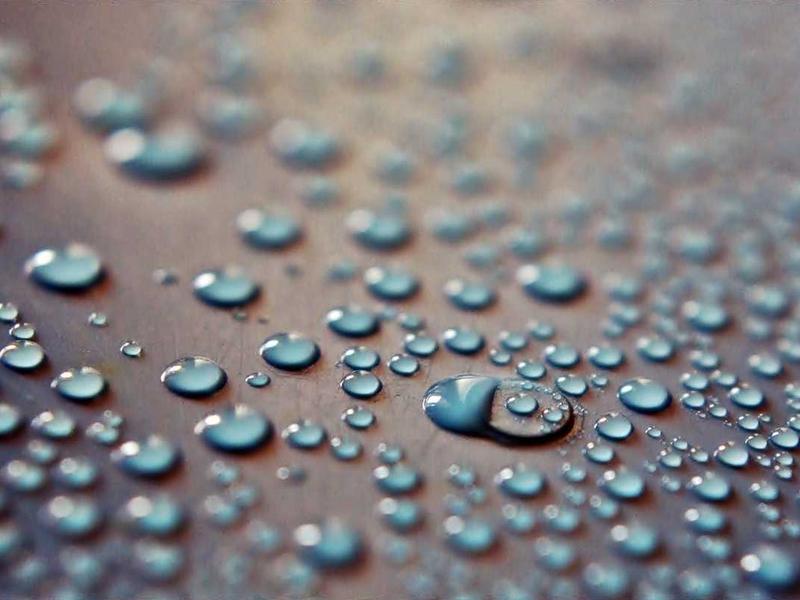 مسبح خاص نظيف ومعقم، بمساحة مناسبة للكبار والصغار، مع كراسي استلقاء للتشمس.